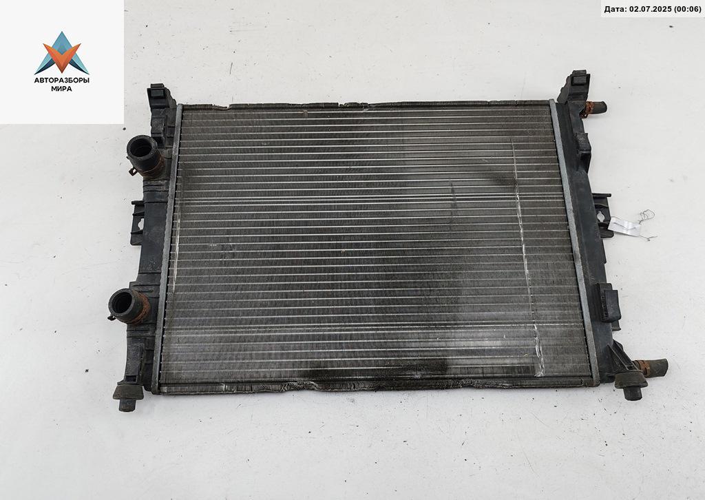 радиатор охлаждения Renault Megane 2 поколение 2004, 1.6 л., бензин, МКПП, чёрный, хетчбэк 3 дв., 872206D - фото №1