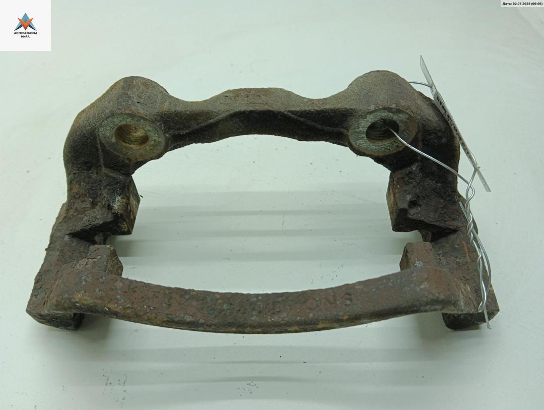 скоба суппорта Volkswagen Passat B3 1989, 1.8 л., бензин, МКПП, синий, универсал, 256D - фото №1