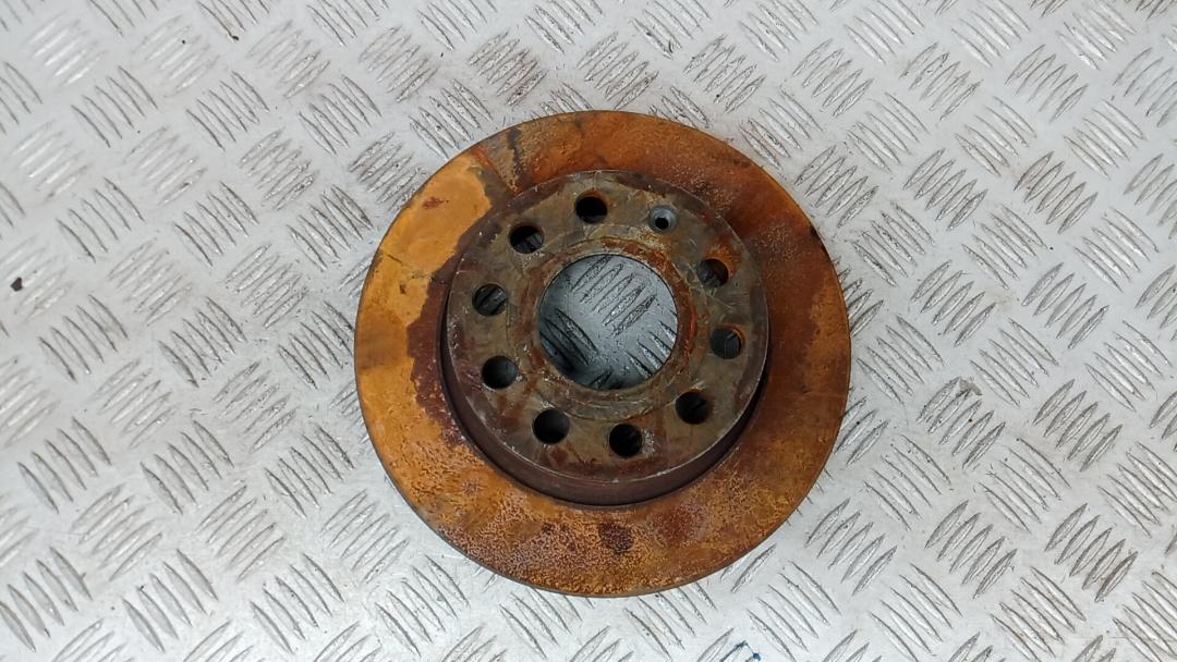 диск тормозной задний Skoda Octavia 2 поколение (A5) 2007, 1.9 л., D TDI PD, дизель, МКПП, универсал, 1K0615601AB - фото №1