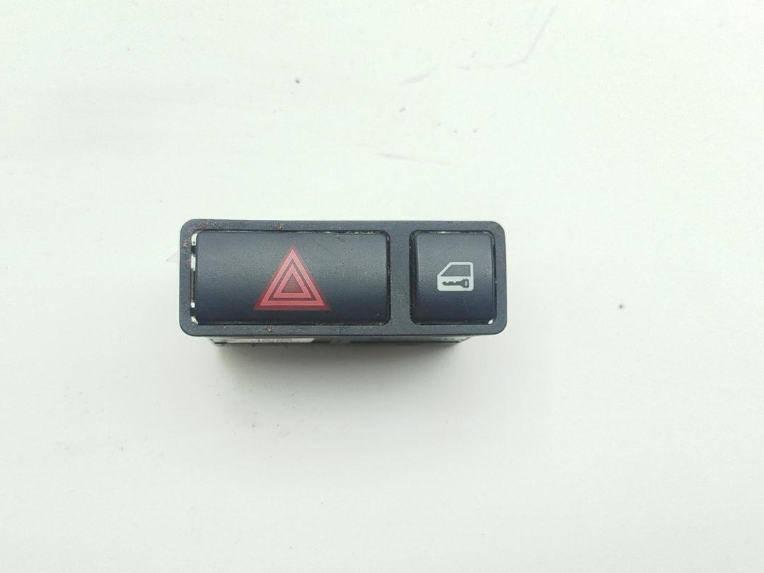 кнопка аварийной сигнализации BMW 3 E46 2002, 1.8 л., бензин, МКПП, синий, седан, 8368920
