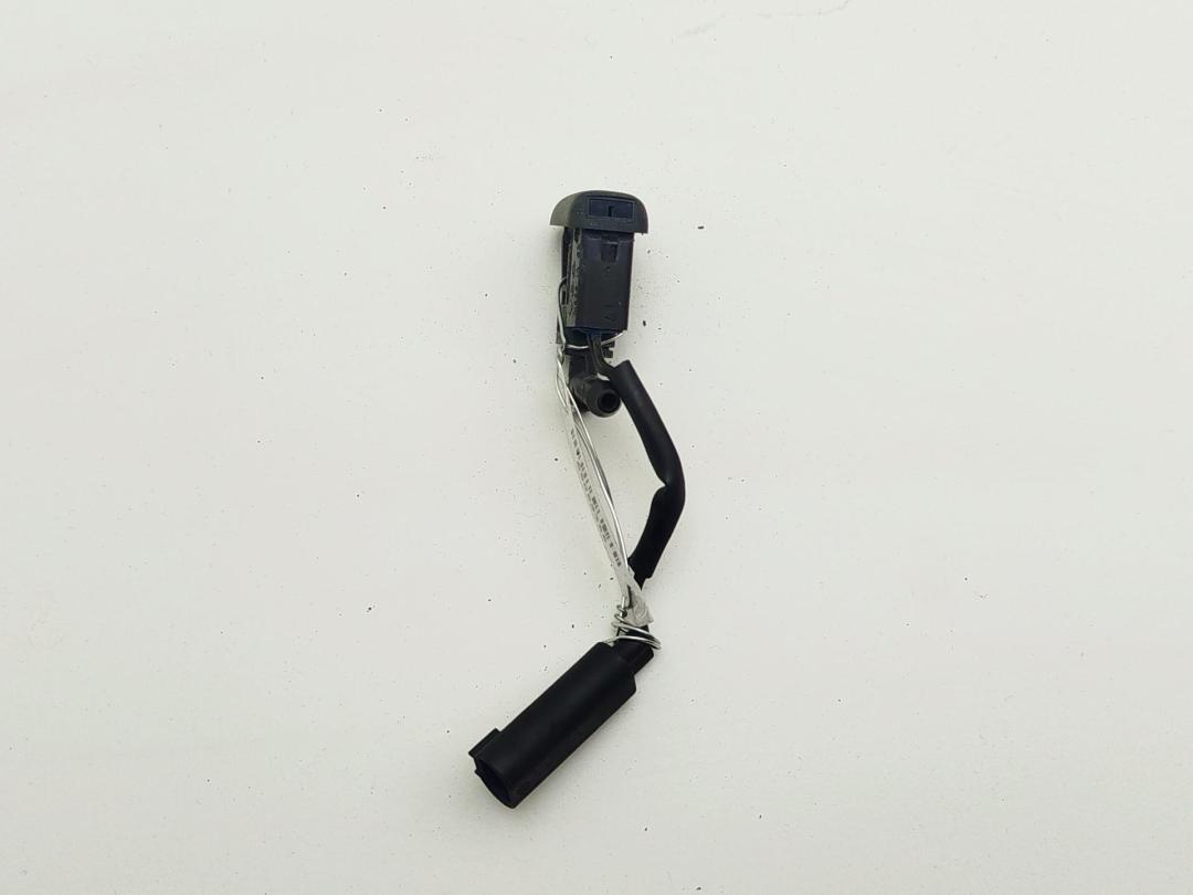форсунка омывателя лобового стекла BMW 1 E81/E87 2007, 2.0 л., дизель, МКПП, серый, хетчбэк 5 дв., 7110851
