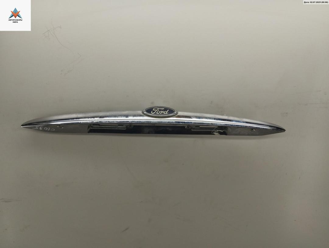 накладка подсветки номера Ford Mondeo 2 поколение 1997, 1.8 л., бензин, АКПП, синий, хетчбэк 5 дв., 96BBA43404BE - фото №1