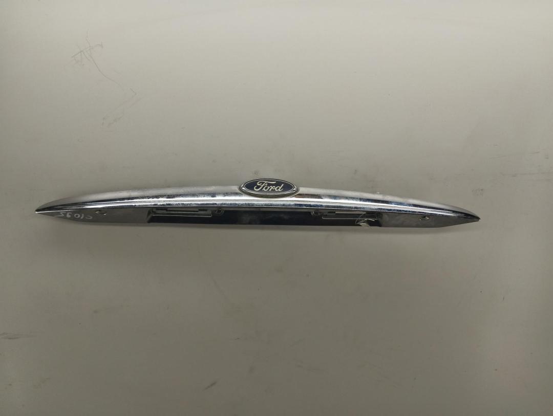накладка подсветки номера Ford Mondeo 2 поколение 1997, 1.8 л., бензин, АКПП, синий, хетчбэк 5 дв., 96BBA43404BE - фото №1
