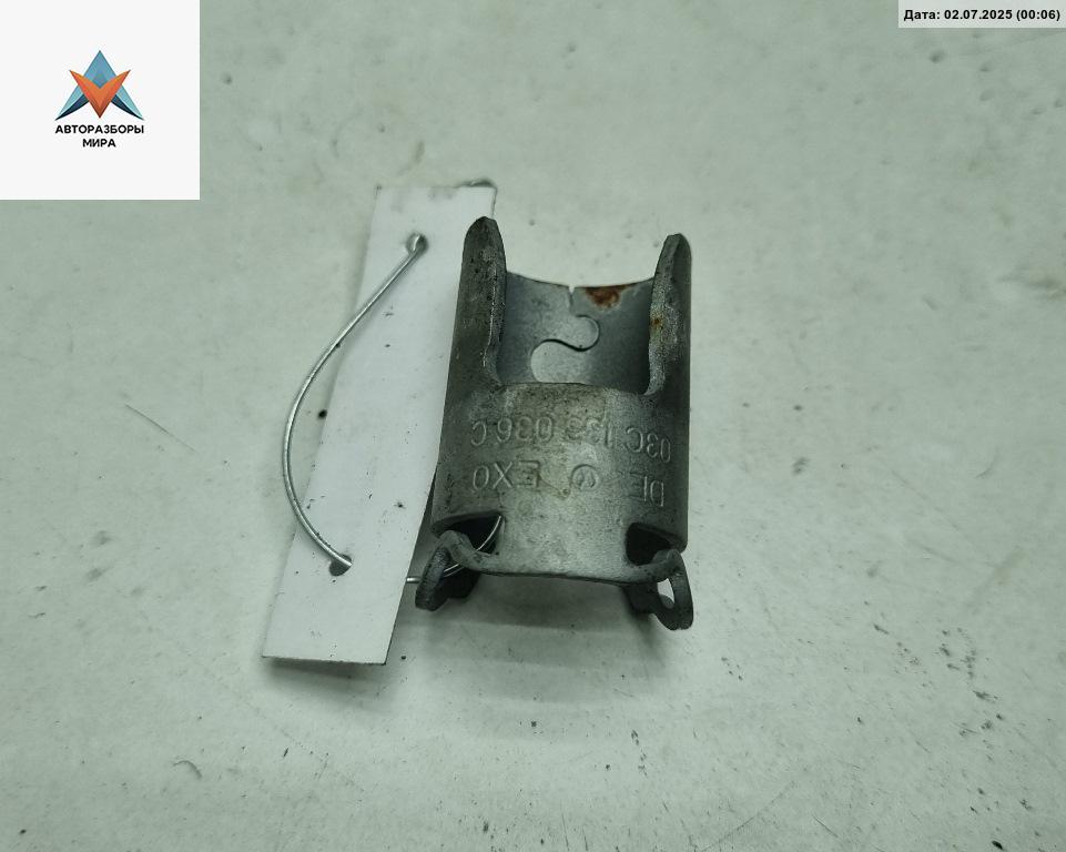 кронштейн (крепление) Volkswagen Touran 1 поколение 2004, 1.6 л., бензин, АКПП, зелёный, минивэн, 03C133036C - фото №1