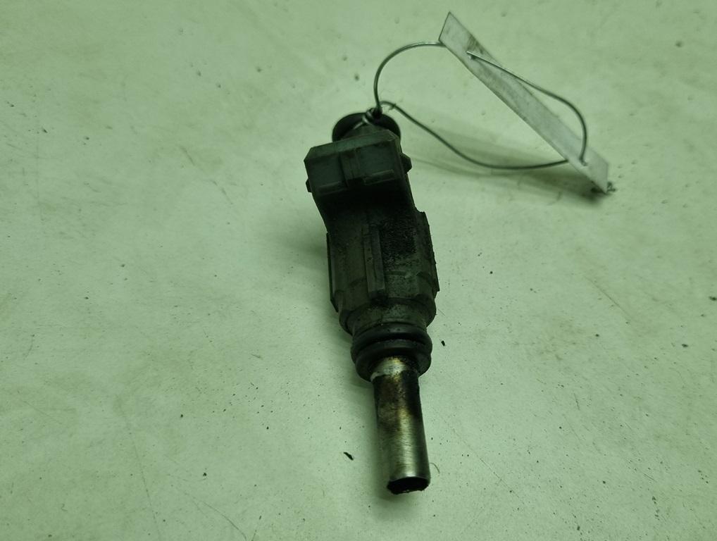 форсунка Volkswagen Passat B5 2000, 1.8 л., бензин, МКПП, серый, седан, 06B133551B