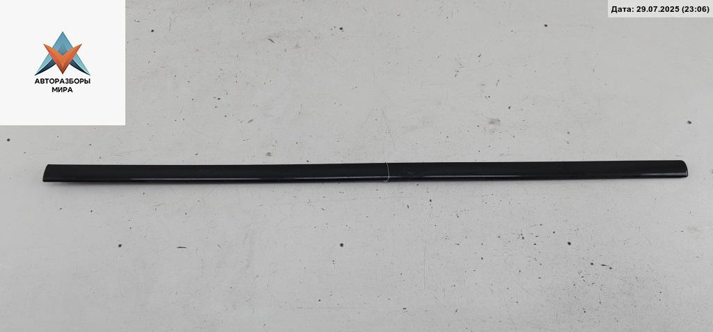 молдинг двери передней правой Volkswagen Bora 1 поколение 1999, 2.3 л., бензин, МКПП, чёрный, универсал, 1J4853516 - фото №1