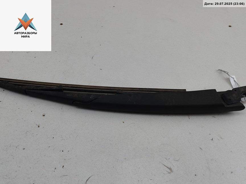 Щеткодержатель (поводок стеклоочистителя) задний Renault Scenic 3 поколение 2011, 1.4 л., бензин, МКПП, чёрный, минивэн, 38495 - фото №1