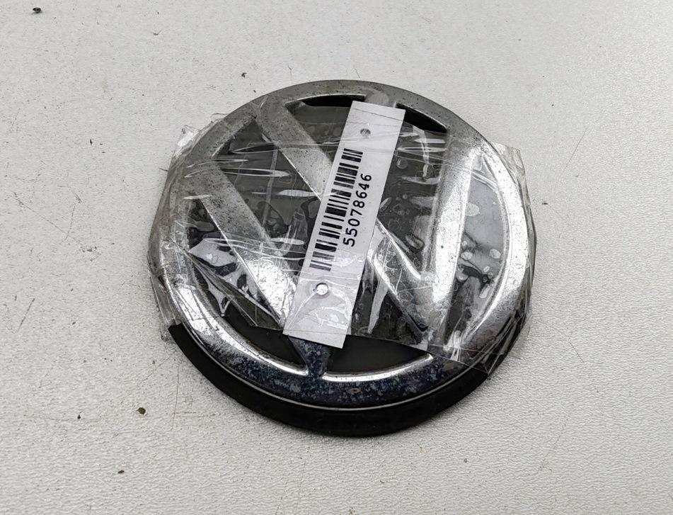 эмблема Volkswagen Passat B5 1998, 1.6 л., бензин, МКПП, чёрный, универсал, 3B0853630