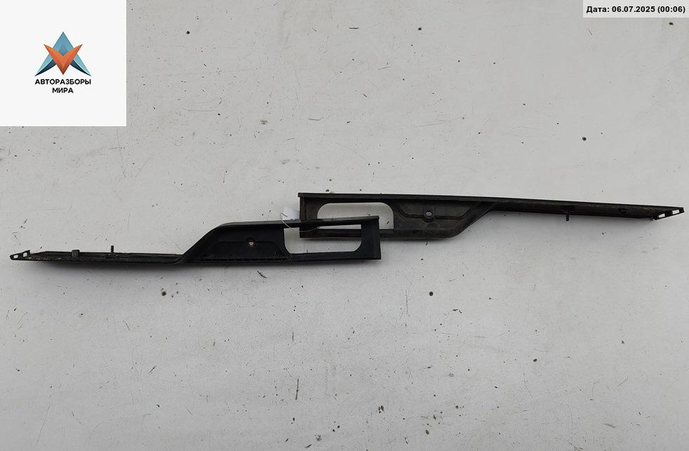 накладка подсветки номера Skoda Felicia 1 поколение 1996, 1.3 л., бензин, МКПП, красный, хетчбэк 5 дв., 6U0827577A - фото №1