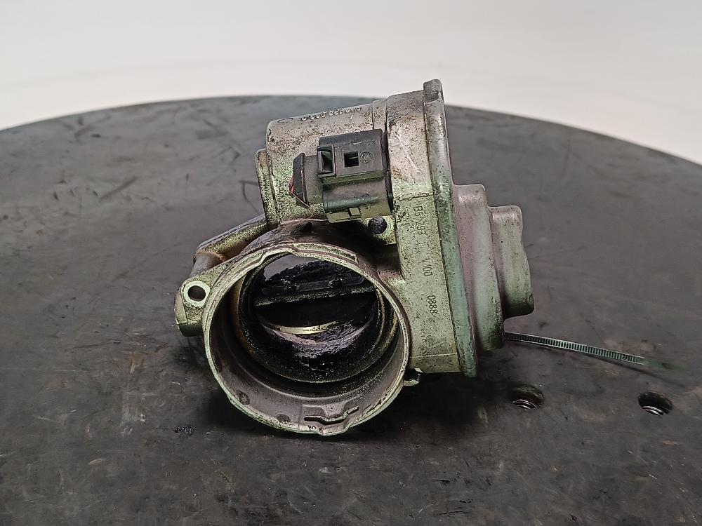 заслонка дроссельная Volkswagen Polo 4 поколение 2004, цвет, 038128063G - фото №1