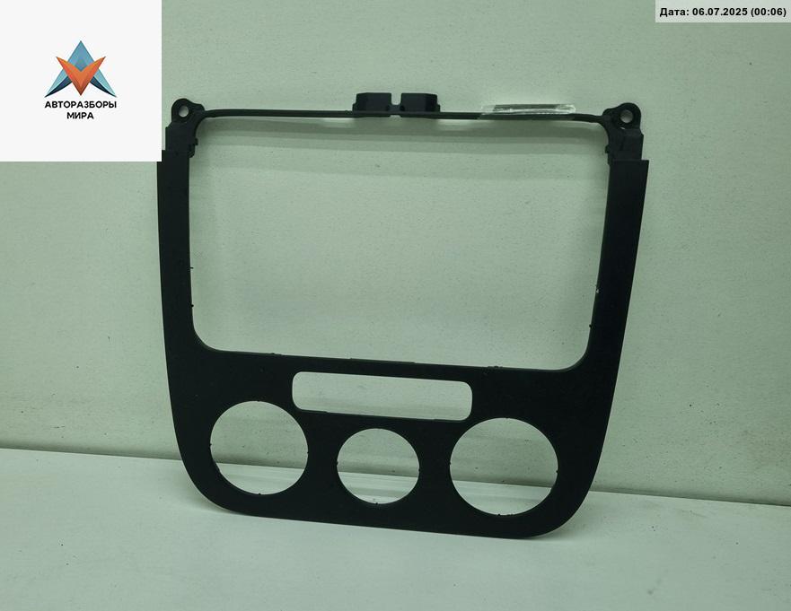 накладка на торпедо (консоль) Volkswagen Golf 5 поколение 2004, 1.4 л., бензин, МКПП, серый, хетчбэк 5 дв., 1K0858071 - фото №1