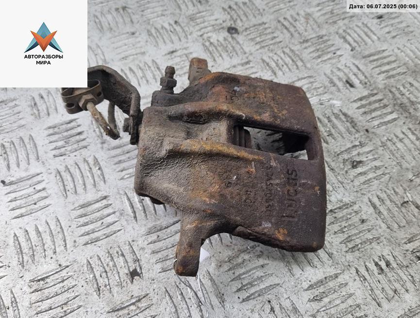 суппорт передний левый Volkswagen Passat B4 1996, 2.0 л., бензин, АКПП, серый, универсал - фото №1