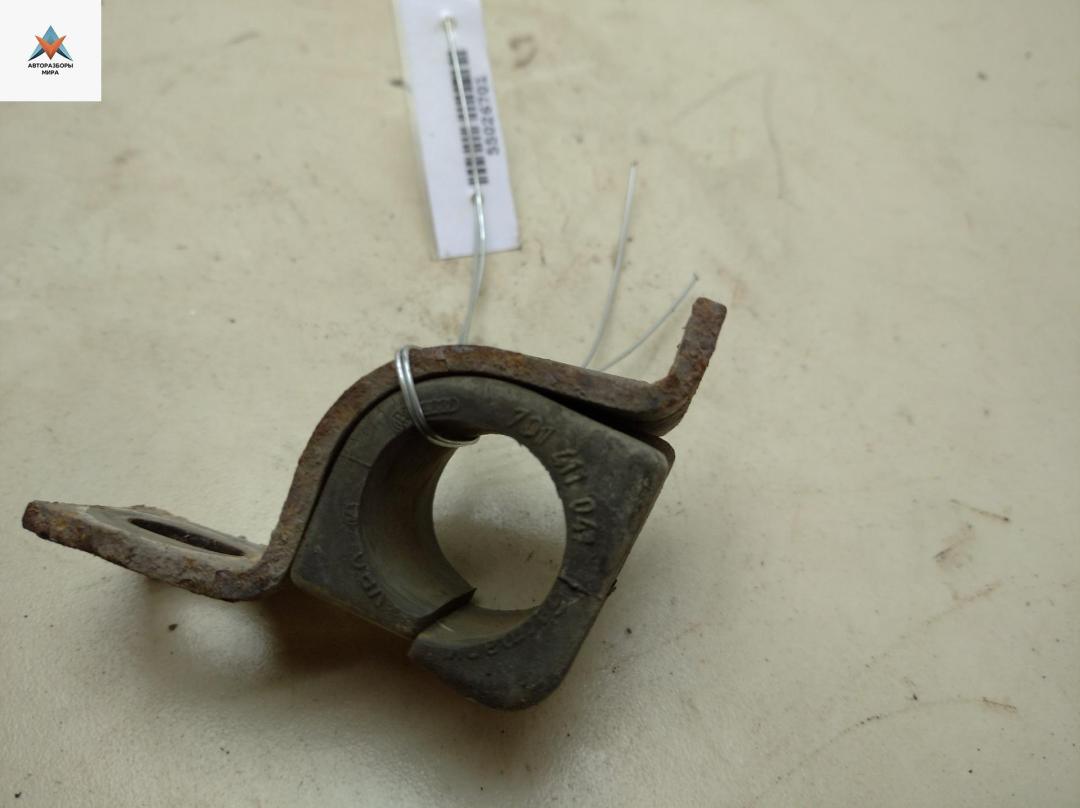 крепление стабилизатора / втулки стабилизатора Volkswagen Transporter T4 1995, 2.4 л., дизель, МКПП, белый, микроавтобус - фото №1