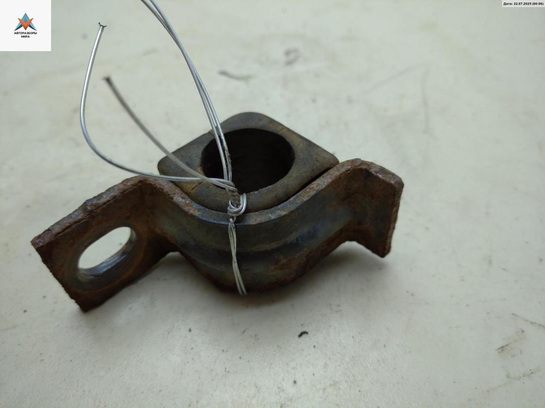 крепление стабилизатора / втулки стабилизатора Volkswagen Transporter T4 1995, 2.4 л., дизель, МКПП, белый, микроавтобус - фото №1