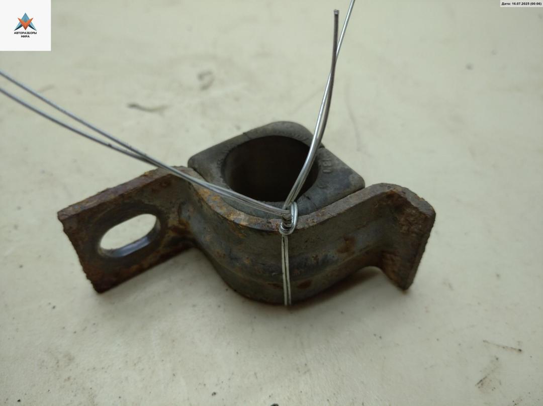 крепление стабилизатора / втулки стабилизатора Volkswagen Transporter T4 1995, 2.4 л., дизель, МКПП, чёрный, микроавтобус - фото №1