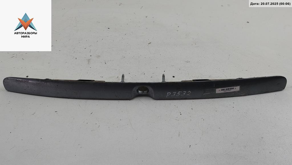 накладка подсветки номера Audi A4 B5 1997, 2.8 л., бензин, АКПП, серый, седан, 8D5827576B - фото №1