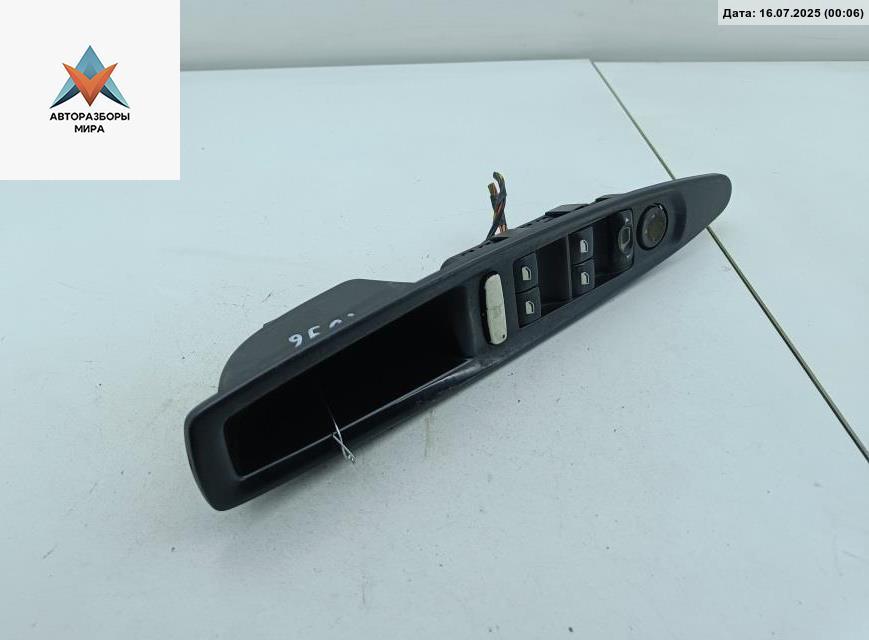 блок управления стеклоподъемниками Citroen C4 1 поколение 2004, 1.6 л., дизель, МКПП, серый, хетчбэк 5 дв., 9651464577 - фото №1