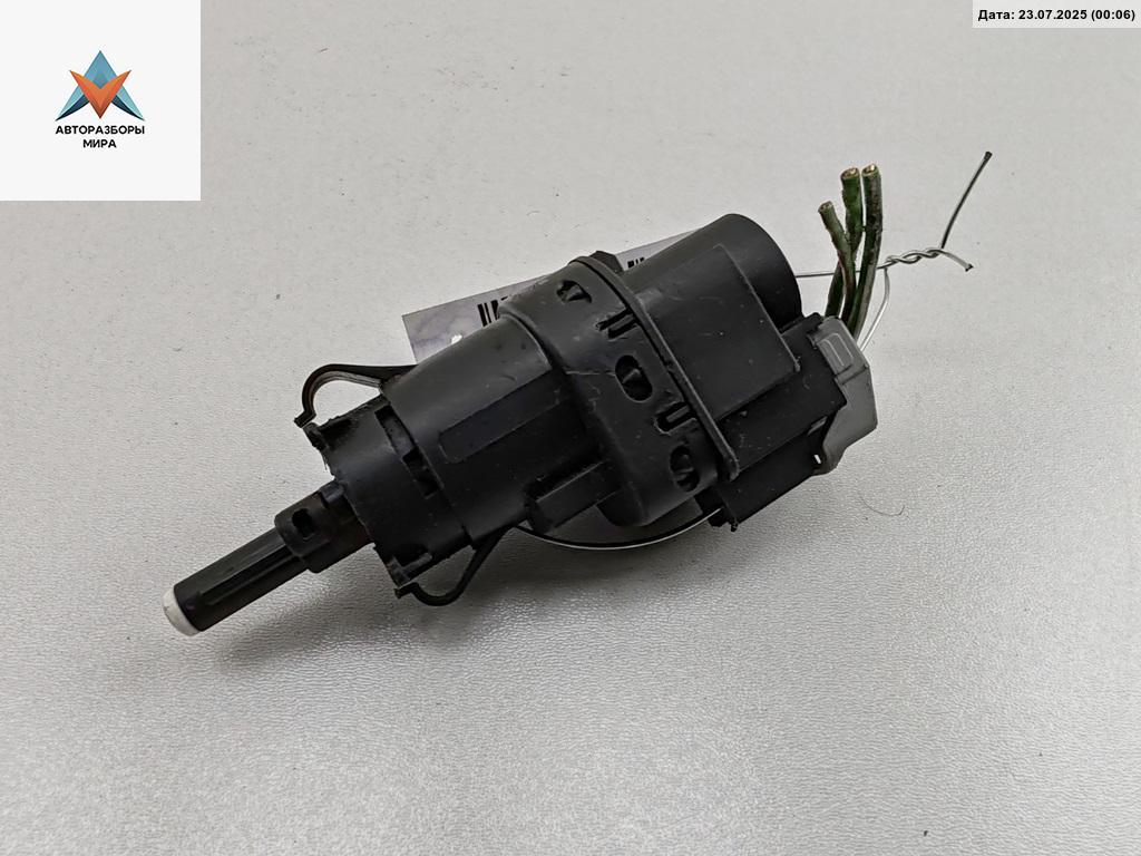 Датчик (включатель) стоп-сигнала Ford Tourneo Connect 1 поколение 2008, 1.8 л., дизель, МКПП, серый, фургон, 3M5T13480AC - фото №1