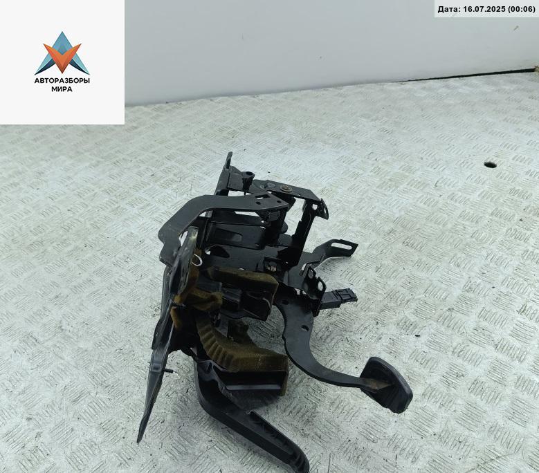 узел педальный (блок педалей) Volkswagen Passat B4 1994, 2.0 л., бензин, МКПП, красный, седан - фото №1