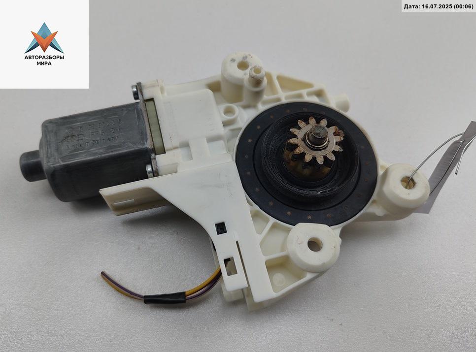 моторчик стеклоподъемника передний правый Ford Focus 2 поколение 2005, 1.6 л., i, бензин, МКПП, серый, хетчбэк 5 дв., 013822218 - фото №1