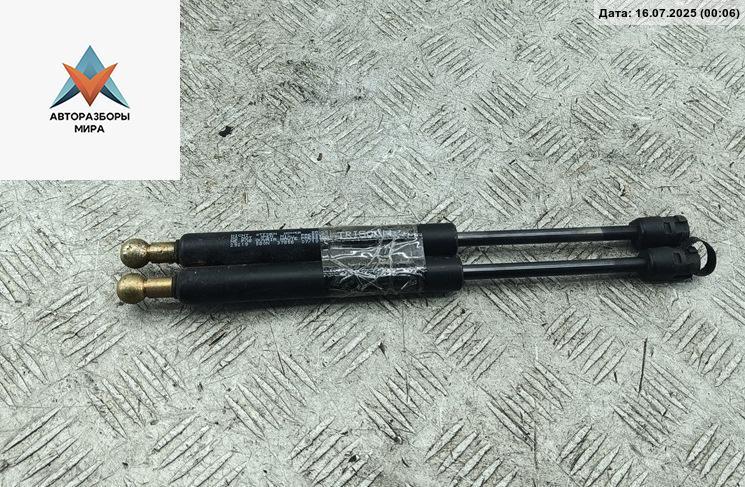 амортизатор крышки багажника (3-5 двери) Audi 80 8C/B4 1992, 2.0 л., бензин, МКПП, красный, седан, 8A5827552 - фото №1