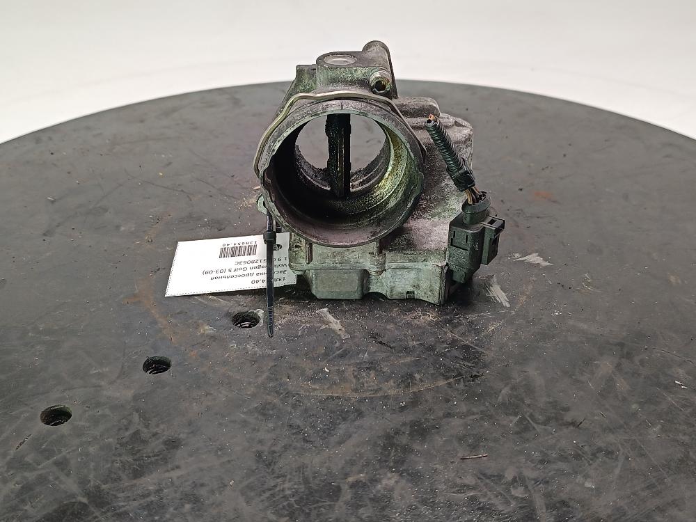 заслонка дроссельная Volkswagen Golf 5 поколение 2007, цвет, 03G128063C - фото №1