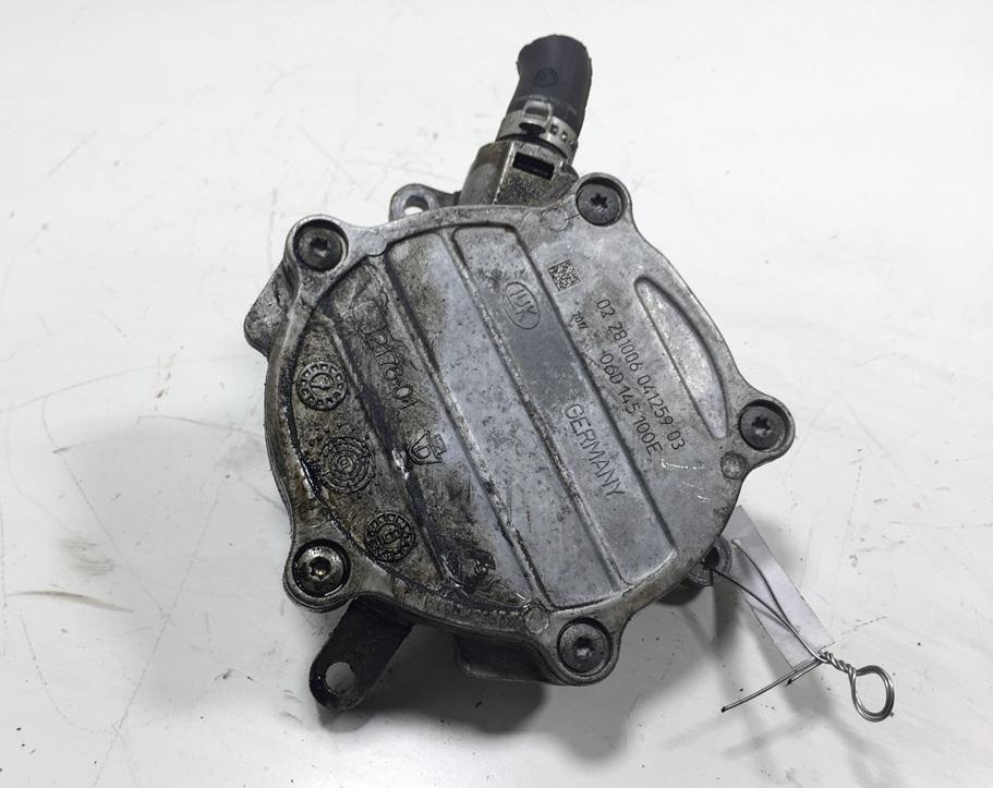 насос вакуумный Audi A6 4F/C6 2006, 2.0 л., TFSI, бензин, МКПП, серый, универсал, 06D145100E - фото №1