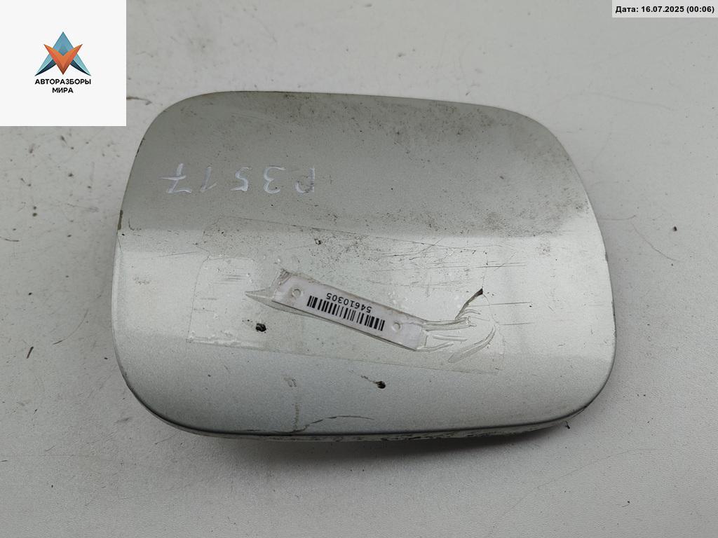 лючок топливного бака Toyota Avensis 2 поколение (T250) 2003, 1.8 л., бензин, МКПП, серый, хетчбэк 5 дв. - фото №1