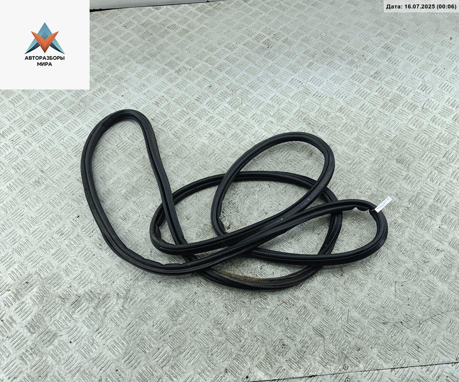 Уплотнитель крышки (двери) багажника Skoda Octavia mk2 (A5 1Z) 2004, 2.0 л., дизель, МКПП, серый, хетчбэк 5 дв. - фото №1