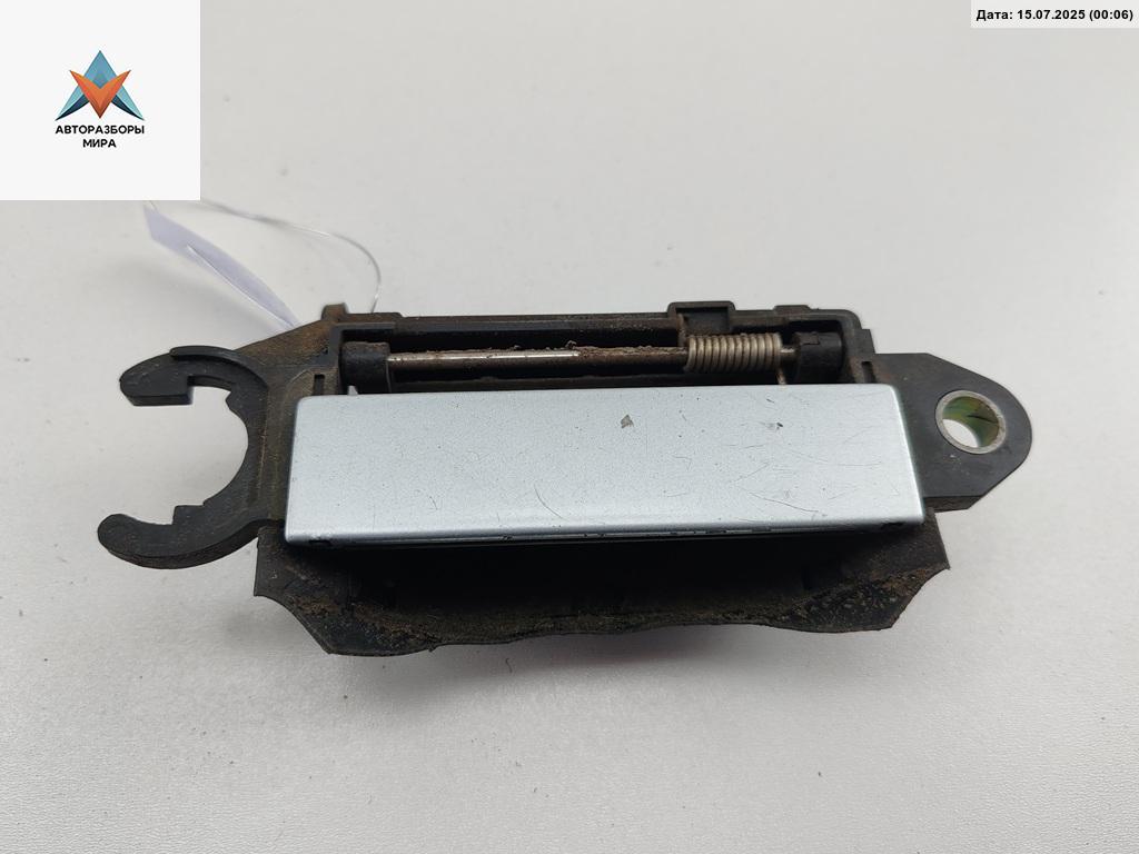 ручка наружная передняя правая Audi A4 B5 1997, 1.8 л., бензин, МКПП, серый, универсал, 4A0837206 - фото №1