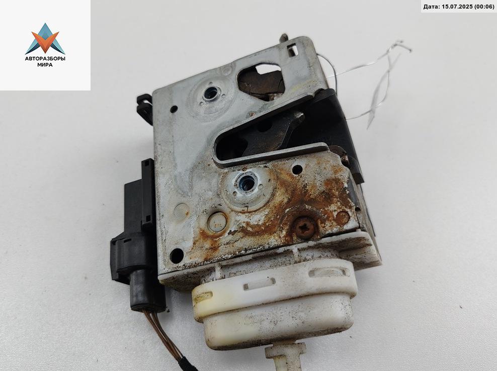 замок двери передней правой Audi A4 B5 1997, 1.8 л., бензин, МКПП, серый, универсал, 8D1837016E - фото №1