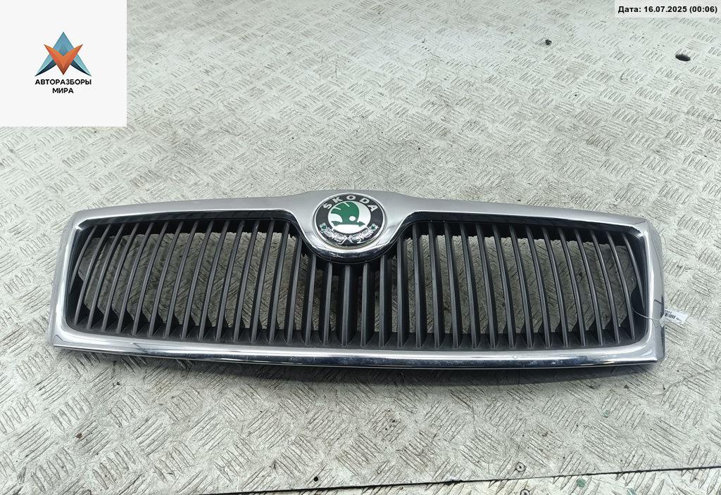 решетка радиатора Skoda Octavia mk2 (A5 1Z) 2004, серый, хетчбэк 5 дв. - фото №1