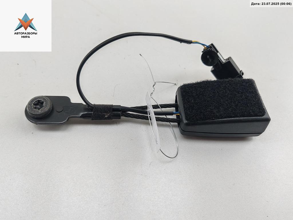 замок ремня безопасности Opel Astra J 2010, 1.6 л., бензин, МКПП, синий, хетчбэк 5 дв., 13330867 - фото №1