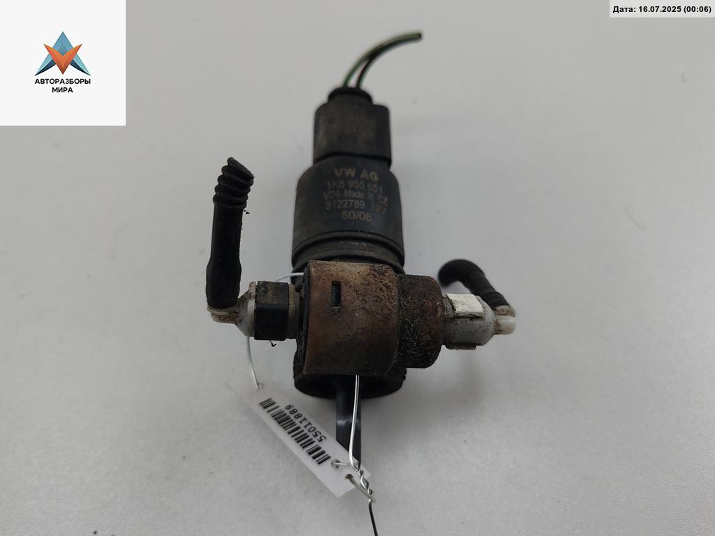 насос (моторчик) омывателя стекла Volkswagen Passat B6 2007, синий, универсал, 1K6955651 - фото №1