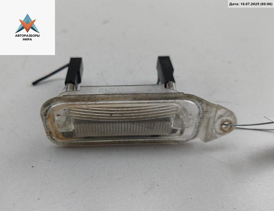 подсветка номера Mitsubishi Carisma 1 поколение 1996, 1.6 л., бензин, МКПП, серый, седан, 436H249 - фото №1