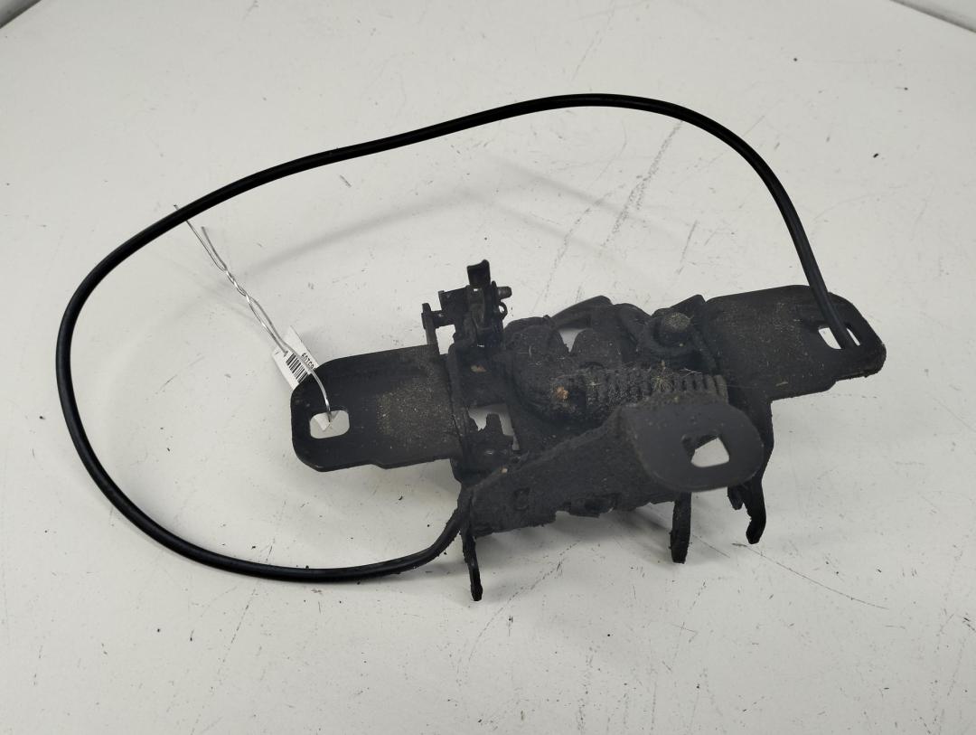 замок капота Volkswagen Bora 1 поколение 1999, 2.0 л., бензин, МКПП, чёрный, универсал, 1J0823509C - фото №1
