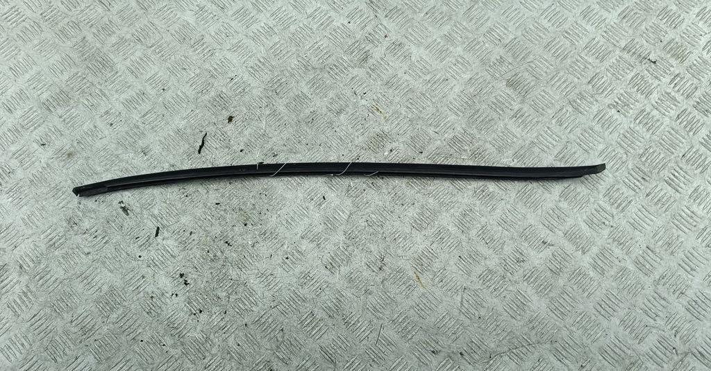молдинг лобового стекла Volkswagen Passat B6 2005, 1.6 л., бензин, МКПП, синий, универсал, 3C0854327A