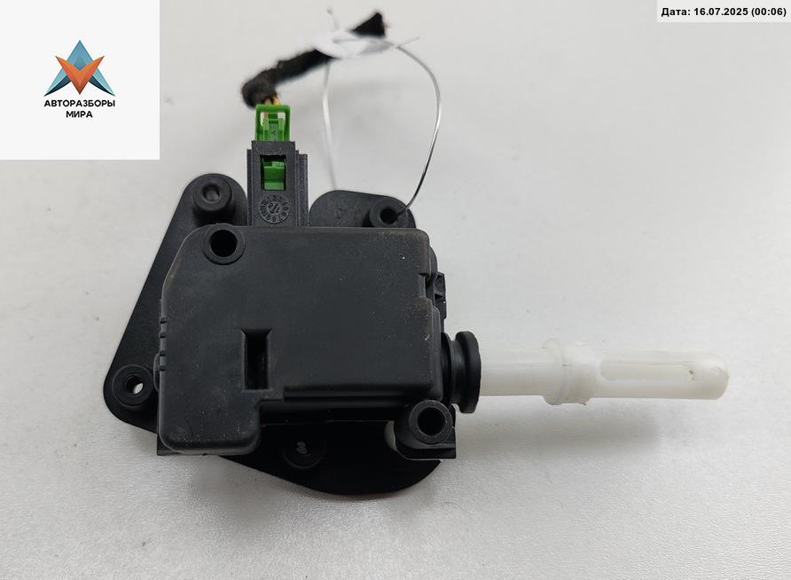 активатор замка багажника Audi A4 B6 2002, 1.9 л., дизель, МКПП, серый, универсал, 8E9827833 - фото №1