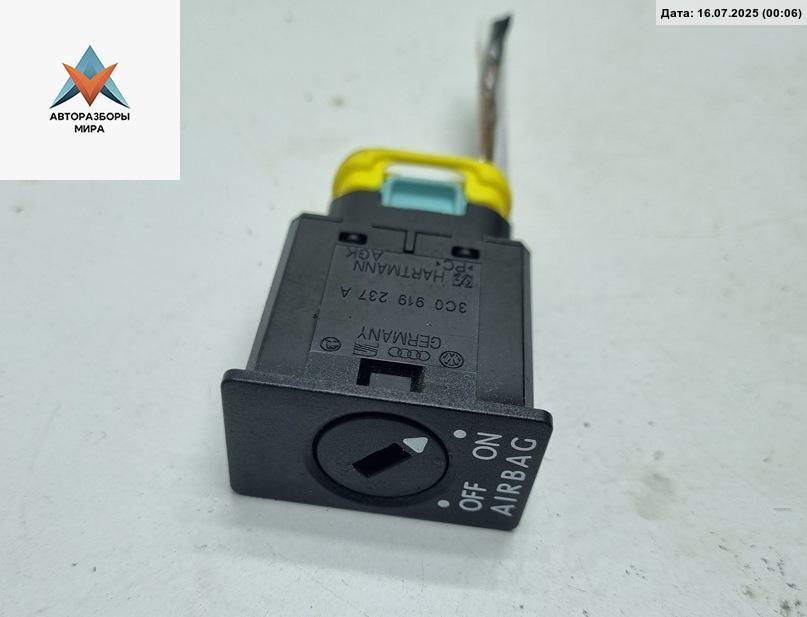 кнопка (выключатель) Volkswagen Passat B6 2008, 1.4 л., бензин, МКПП, чёрный, универсал, 3C0919237A - фото №1