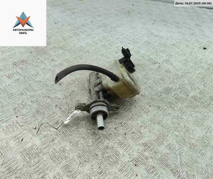 цилиндр тормозной главный Volkswagen Golf 5 поколение 2005, 1.6 л., бензин, МКПП, красный, хетчбэк 5 дв. - фото №1