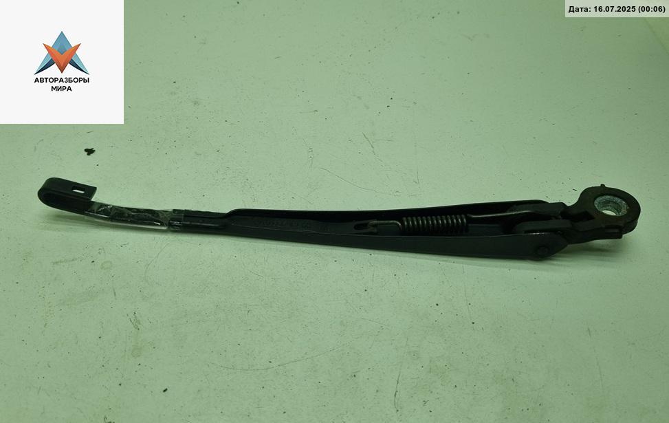 Щеткодержатель (поводок стеклоочистителя) задний Volkswagen Golf 4 поколение 1998, 1.6 л., бензин, МКПП, зелёный, хетчбэк 5 дв., 1J6955707A - фото №1