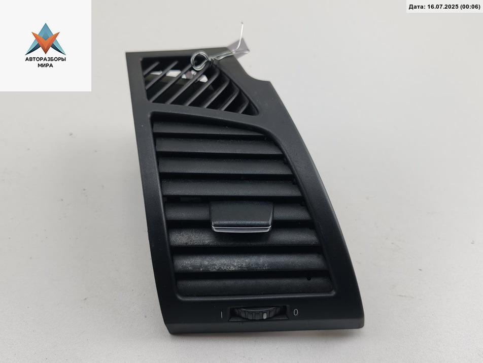 дефлектор обдува салона BMW 1 серия E81/E82/E87/E88 2005, 1.6 л., бензин, МКПП, чёрный, хетчбэк 5 дв., 7059188 - фото №1