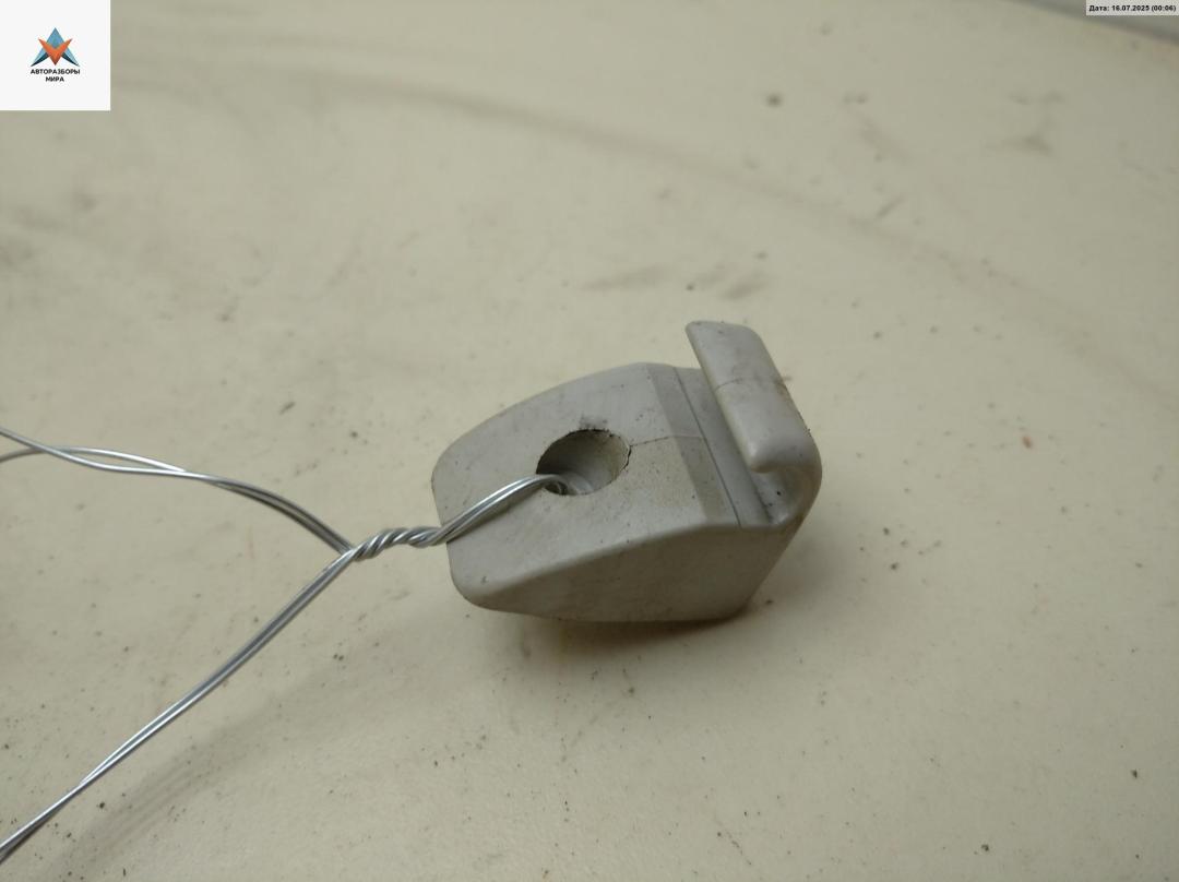 Крепление (крючок) солнцезащитного козырька Volkswagen Transporter T4 1992, 2.4 л., дизель, МКПП, серый, микроавтобус - фото №1