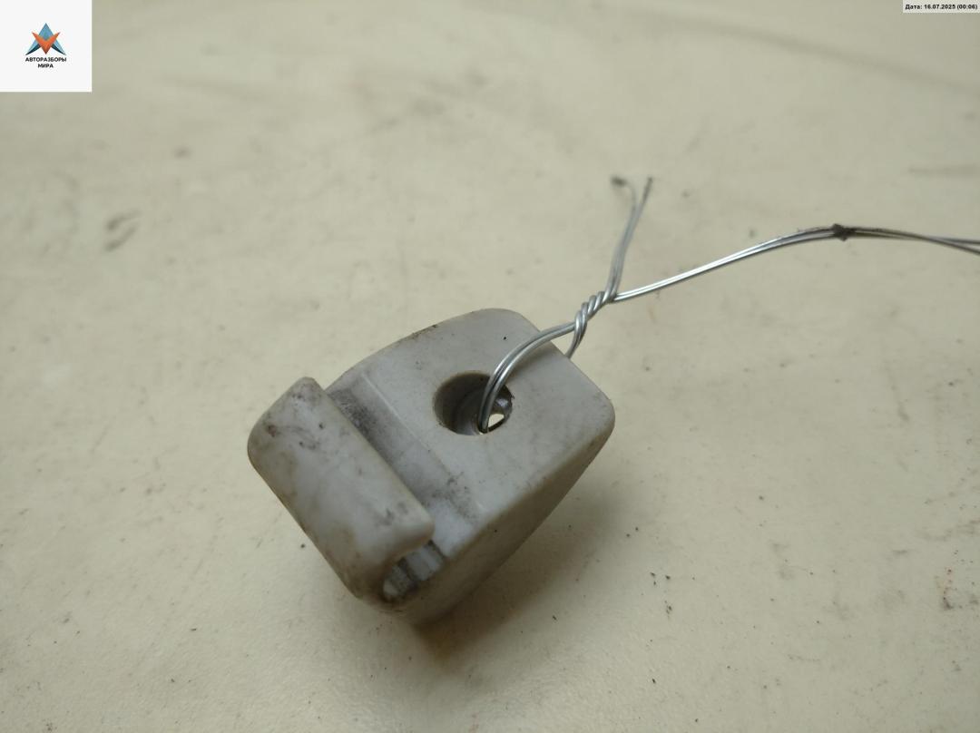 Крепление (крючок) солнцезащитного козырька Volkswagen Transporter T4 1995, 2.4 л., дизель, МКПП, белый, микроавтобус - фото №1