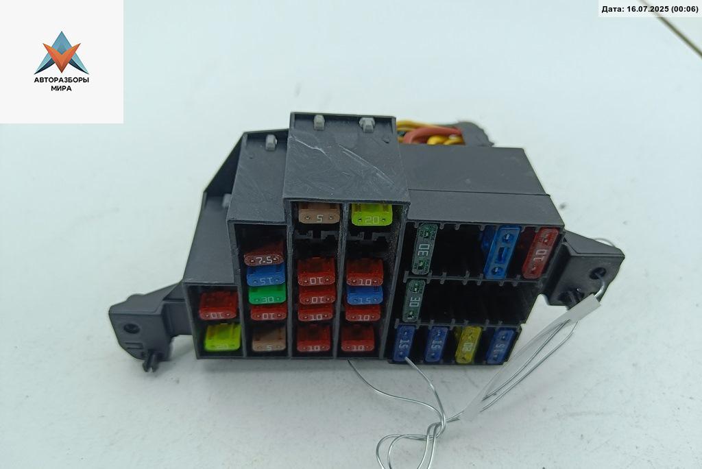 блок предохранителей Dacia (Renault) Sandero I 2009, 1.2 л., бензин, МКПП, красный, хетчбэк 5 дв., 7703297597 - фото №1