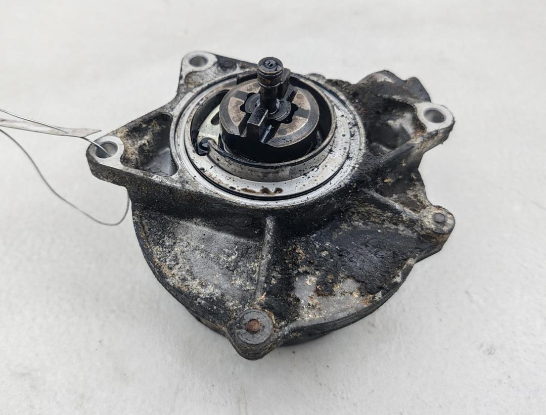 насос вакуумный Audi A4 B6 2002, 2.5 л., дизель, МКПП, синий, универсал, 057145100C