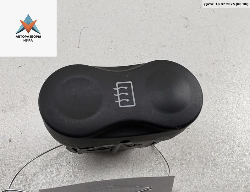 кнопка обогрева заднего стекла Dacia (Renault) Sandero I 2009, 1.2 л., бензин, МКПП, красный, хетчбэк 5 дв., 710682 - фото №1