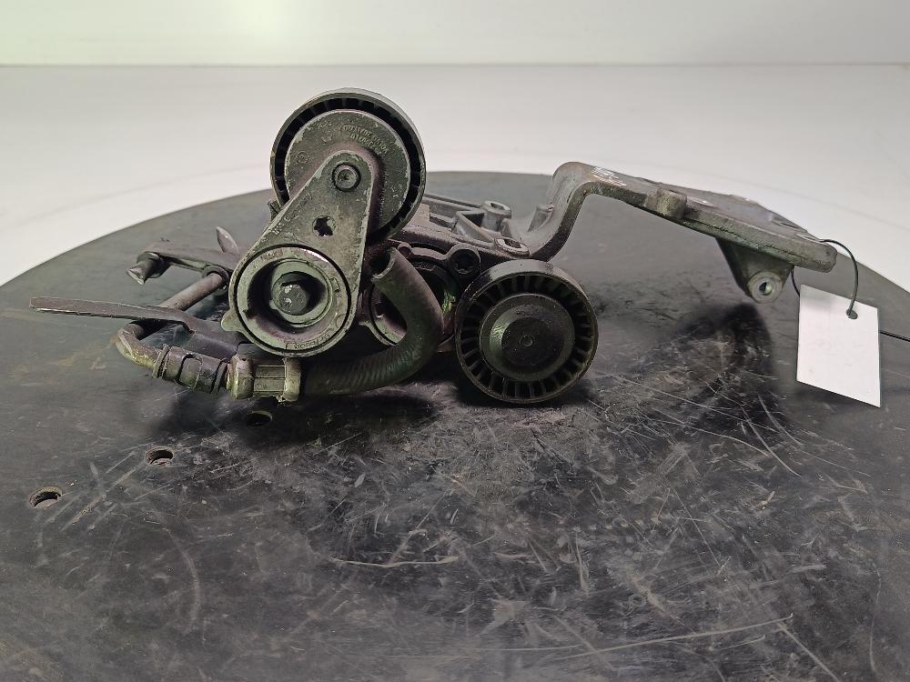 кронштейн генератора Volvo S40 2 поколение 2006, цвет, 30750940 - фото №1