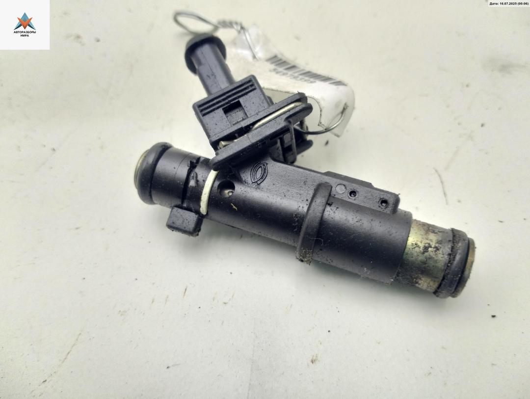 форсунка Peugeot 407 1 поколение 2005, 2.0 л., бензин, МКПП, чёрный, универсал, H003 - фото №1