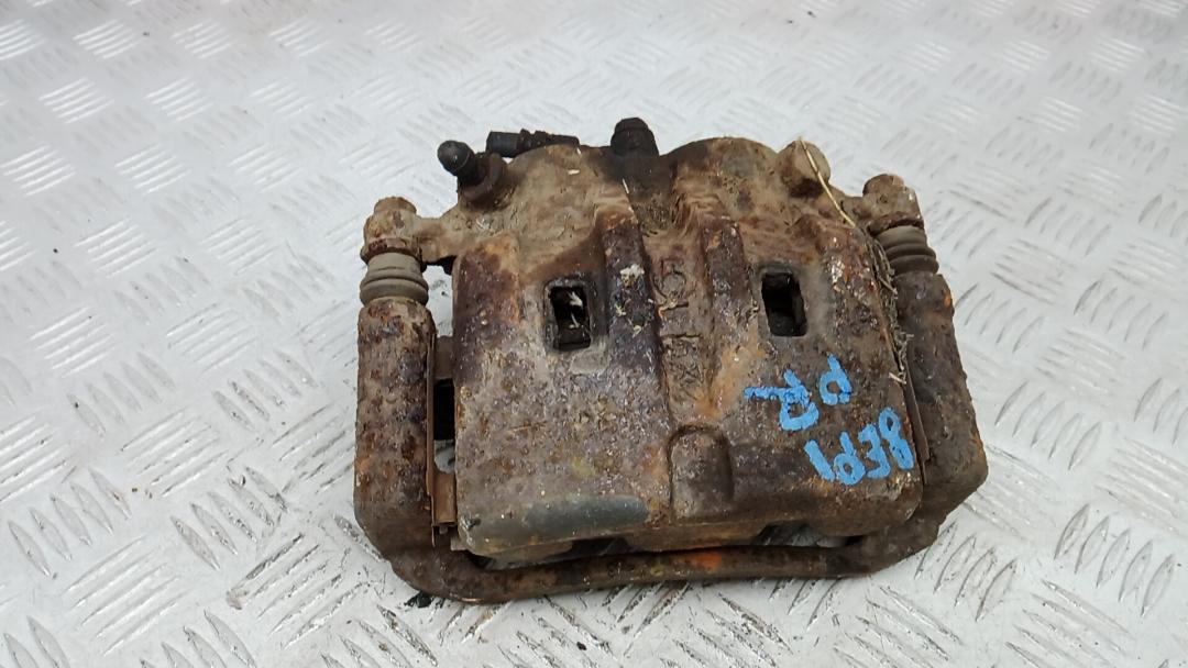 суппорт передний правый Nissan X-Trail T30 2002, 2.2 л., дизель, МКПП, внедорожник 5 дв., 410018H300 - фото №1